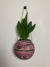 Charger l'image dans la galerie, decoration-nike-basket-ballon-de-basketball-planter-deco-pot-de-fleurs-swoosh-rose