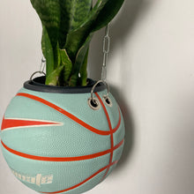 Charger l'image dans la galerie, decoration-nike-basket-ballon-de-basketball-planter-deco-pot-de-fleurs-swoosh-vert-menthe