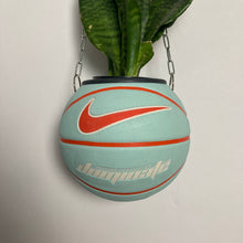 Charger l'image dans la galerie, decoration-nike-basket-ballon-de-basketball-planter-deco-pot-de-fleurs-swoosh-vert-menthe