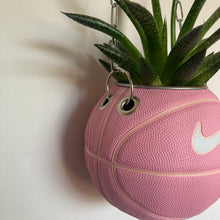 Charger l'image dans la galerie, decoration-nike-sneakers-basket-ballon-de-basketball-planter-pot-de-fleur-rose