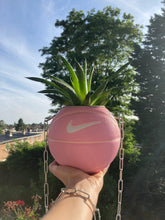 Charger l'image dans la galerie, decoration-nike-sneakers-basket-ballon-de-basketball-planter-pot-de-fleur-rose