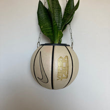 Charger l'image dans la galerie, decoration-nike-sneakers-deco-nba-basketball-planter-ballon-de-basket-pot-de-fleurs-swoosh