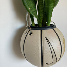 Charger l'image dans la galerie, decoration-nike-sneakers-deco-nba-basketball-planter-ballon-de-basket-pot-de-fleurs-swoosh