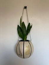 Charger l'image dans la galerie, decoration-nike-sneakers-deco-nba-basketball-planter-ballon-de-basket-pot-de-fleurs-swoosh