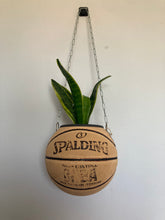 Charger l'image dans la galerie, decoration-originale-de-basket-ballon-de-basketball-spalding-pot-de-fleurs