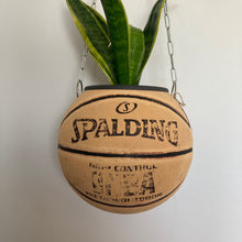 Charger l'image dans la galerie, decoration-originale-de-basket-ballon-de-basketball-spalding-pot-de-fleurs