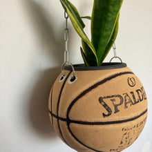 Charger l'image dans la galerie, decoration-originale-de-basket-ballon-de-basketball-spalding-pot-de-fleurs