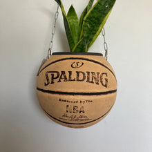 Charger l'image dans la galerie, decoration-originale-de-basket-ballon-de-basketball-spalding-pot-de-fleurs