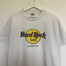 Charger l'image dans la galerie, t-shirt-homme-vintage-blanc-hard-rock-cafe-bangkok