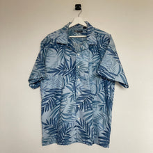 Charger l'image dans la galerie, chemise-hawaienne-a-fleurs-homme-bleue