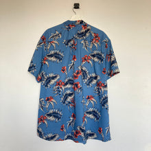 Charger l'image dans la galerie, chemise-hawaienne-a-fleurs-homme-bleue