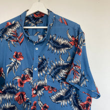 Charger l'image dans la galerie, chemise-hawaienne-a-fleurs-homme-bleue