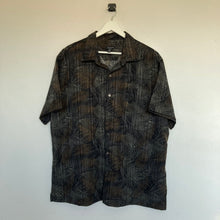 Charger l'image dans la galerie, chemise-hawaienne-a-fleurs-homme-noire