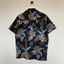 Charger l'image dans la galerie, chemise-hawaienne-a-fleurs-homme-noire-et-bleue