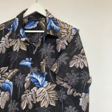 Charger l'image dans la galerie, chemise-hawaienne-a-fleurs-homme-noire-et-bleue