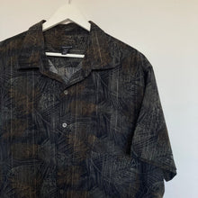 Charger l'image dans la galerie, chemise-hawaienne-a-fleurs-homme-noire