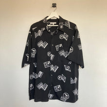 Charger l'image dans la galerie, chemise-hawaienne-a-motifs-homme-noire