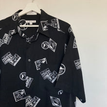 Charger l'image dans la galerie, chemise-hawaienne-a-motifs-homme-noire