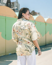 Charger l'image dans la galerie, chemise hawaienne colorée à fleurs et à motifs femme