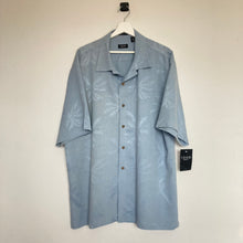 Charger l'image dans la galerie, chemise-hawaienne-homme-en-soie-bleu-clair-motifs-palmiers