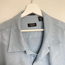 Charger l'image dans la galerie, chemise-hawaienne-homme-en-soie-bleu-clair-motifs-palmiers