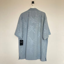 Charger l'image dans la galerie, chemise-hawaienne-homme-en-soie-bleu-clair-motifs-palmiers
