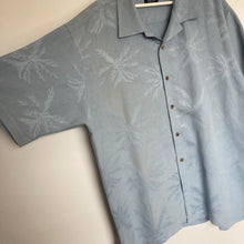Charger l'image dans la galerie, chemise-hawaienne-homme-en-soie-bleu-clair-motifs-palmiers