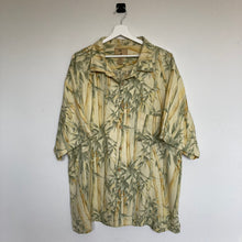 Charger l'image dans la galerie, chemise-hawaienne-homme-en-soie-jaune