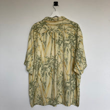 Charger l'image dans la galerie, chemise-hawaienne-homme-en-soie-jaune