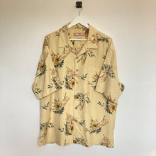 Charger l'image dans la galerie, chemise-hawaienne-homme-en-soie-jaune