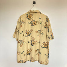 Charger l'image dans la galerie, chemise-hawaienne-homme-en-soie-jaune