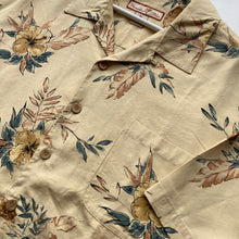 Charger l'image dans la galerie, chemise-hawaienne-homme-en-soie-jaune