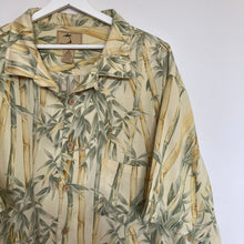Charger l'image dans la galerie, chemise-hawaienne-homme-en-soie-jaune