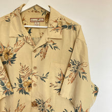 Charger l'image dans la galerie, chemise-hawaienne-homme-en-soie-jaune