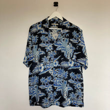 Charger l'image dans la galerie, chemise-hawaienne-homme-en-soie-noire-et-bleue