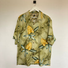 Charger l'image dans la galerie, chemise-hawaienne-homme-en-soie-tommy-bahama-vintage