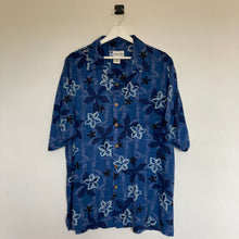 Charger l'image dans la galerie, chemise-hawaienne-homme-vintage-en-soie-bleue