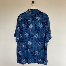 Charger l'image dans la galerie, chemise-hawaienne-homme-vintage-en-soie-bleue