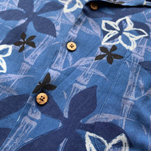 Charger l'image dans la galerie, chemise-hawaienne-homme-vintage-en-soie-bleue