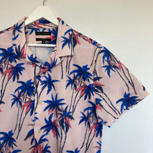 Charger l'image dans la galerie, chemise-hawaienne-rose-a-fleurs-homme