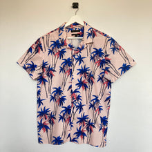 Charger l'image dans la galerie, chemise-hawaienne-rose-a-fleurs-homme