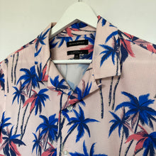 Charger l'image dans la galerie, chemise-hawaienne-rose-a-fleurs-homme