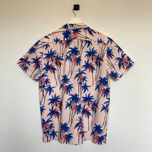 Charger l'image dans la galerie, chemise-hawaienne-rose-a-fleurs-homme