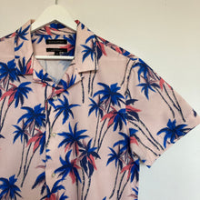 Charger l'image dans la galerie, chemise-hawaienne-rose-a-fleurs-homme