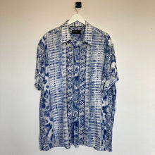 Charger l'image dans la galerie, chemise-hawaienne-vintage-a-motifs-homme-bleue