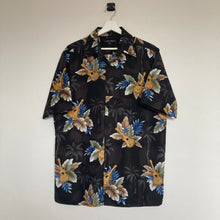 Charger l'image dans la galerie, chemise-hawaienne-vintage-homme-motifs-fleurs-et-guitares