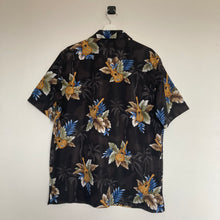 Charger l'image dans la galerie, chemise-hawaienne-vintage-homme-motifs-fleurs-et-guitares