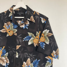 Charger l'image dans la galerie, chemise-hawaienne-vintage-homme-motifs-fleurs-et-guitares