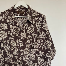 Charger l'image dans la galerie, chemise-hawaienne-vintage-homme-soie-et-lin-motifs-fleurs