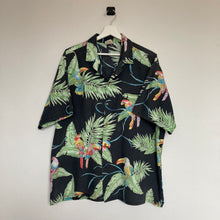 Charger l'image dans la galerie, chemise-hawaienne-vintage-made-in-usa-homme-motifs-fleurs-et-perroquets
